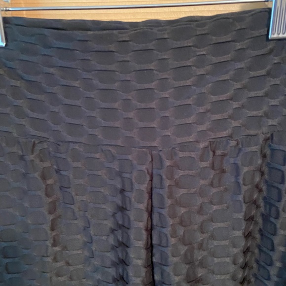 New Mix Black Booty Scrunch Leggings - Picture 6 of 10